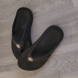 Oofos size 10